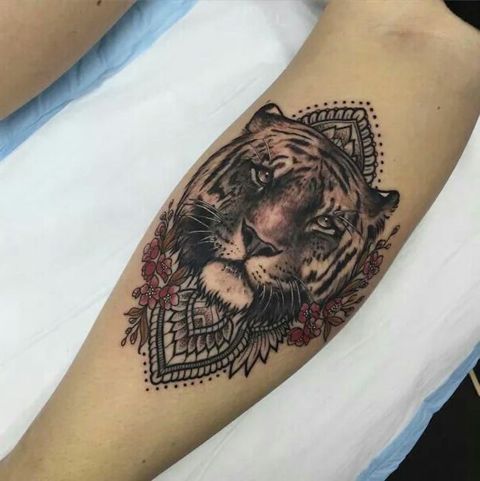 Idea per dei disegni belli da fare come tatuaggio sul braccio, tattoo di una tigre con simboli mandala