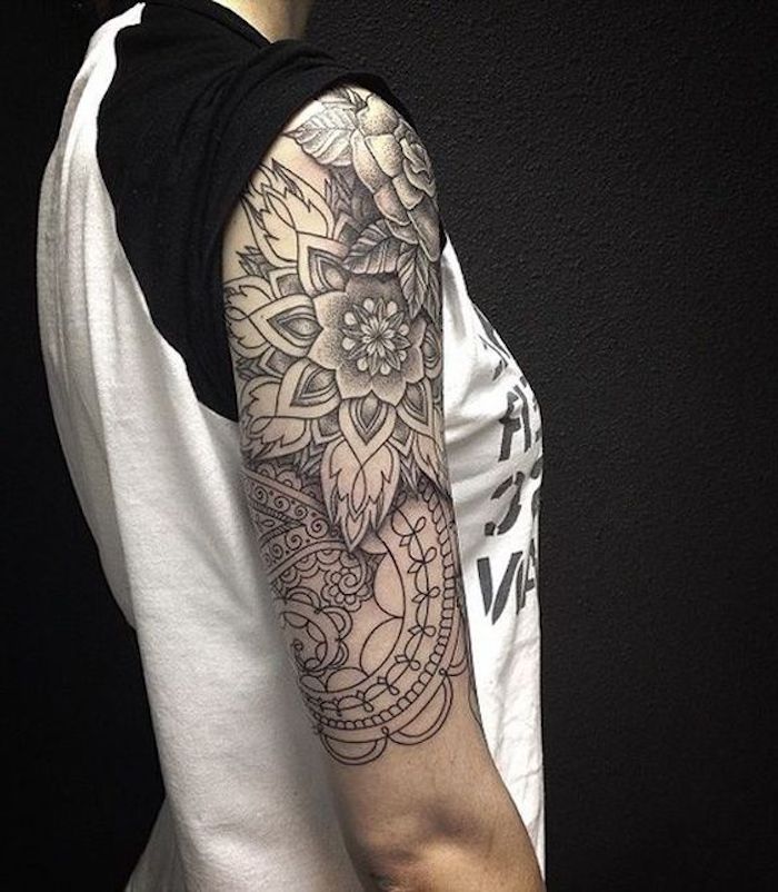 Donna con un grande tatuaggio sul braccio con motivi mandala 