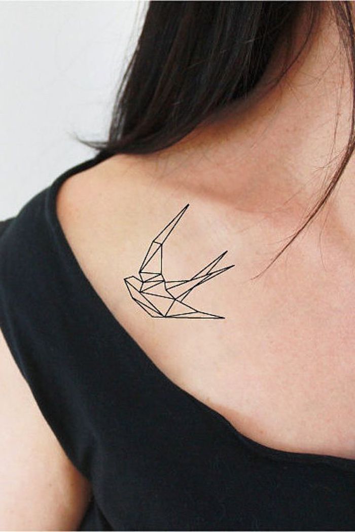 Uccello disegnato con forme geometriche come tatuaggio sulla spalla di una donna