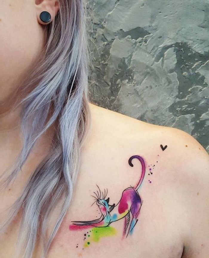 Idea per dei disegni tatuaggi con gatti colorati, tattoo temporaneo sulla spalla