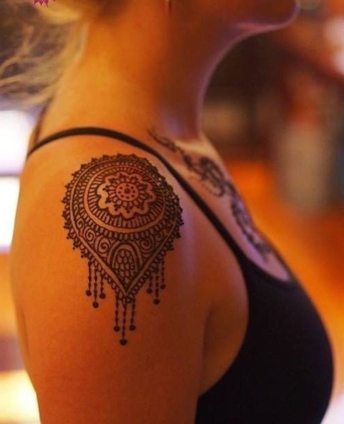 Tatuaggi braccio donne con simboli mandala sulla spalla