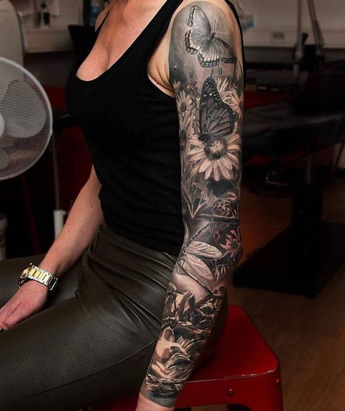 Tattoo immagini e un'idea con il braccio interamente tatuato con motivi floreali e farfalle
