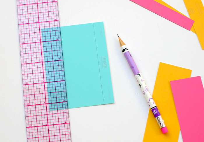Lavoretti creativi per bambini con i foglietti di carta colorati e matita