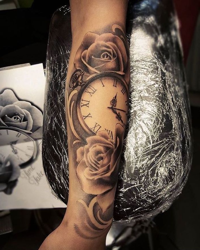 Braccio con tatuaggio piccoli di una donna, disegno di rose e un orologio con numeri romani
