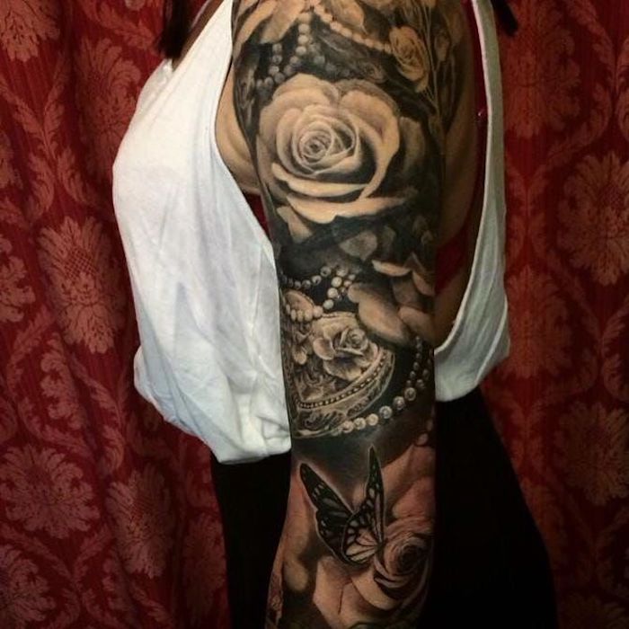 Idea per dei disegni belli da fare come tatuaggio, grande tattoo con rose e farfalle