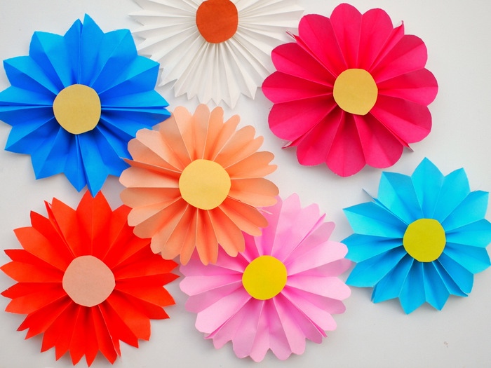 Regalini fai da te e un'idea per dei fiorellini origami da fare con della carta colorata