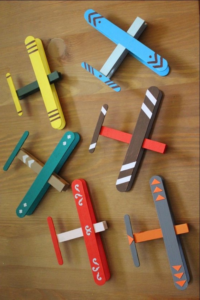 Laboratori creativi per bambini idee con bastoncini di legno per creare degli aeroplani