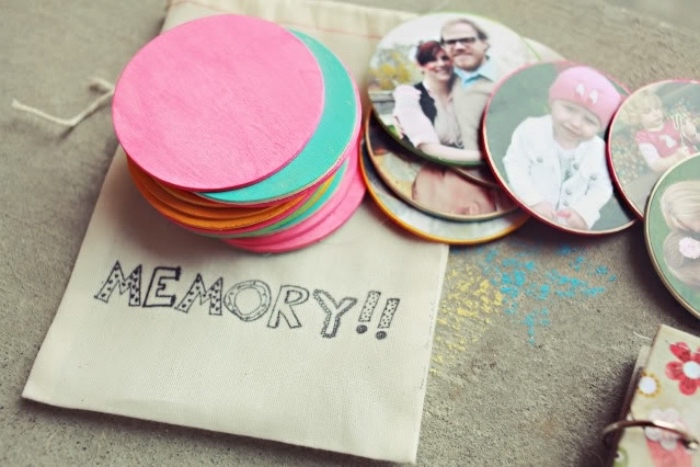 Un'idea per dei lavoretti per bambini facili con cartoncini colorati e fotografie in sacchettino regalo