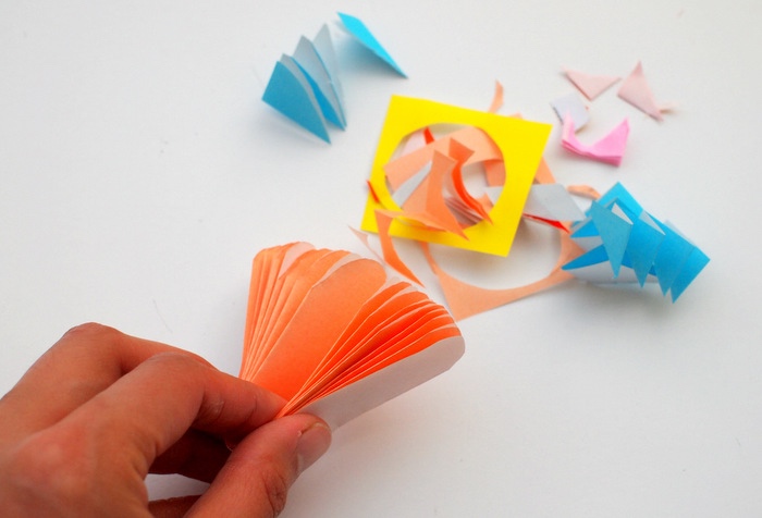 Attività manuali per bambini e un'idea con un fiorellino di carta arancione origami