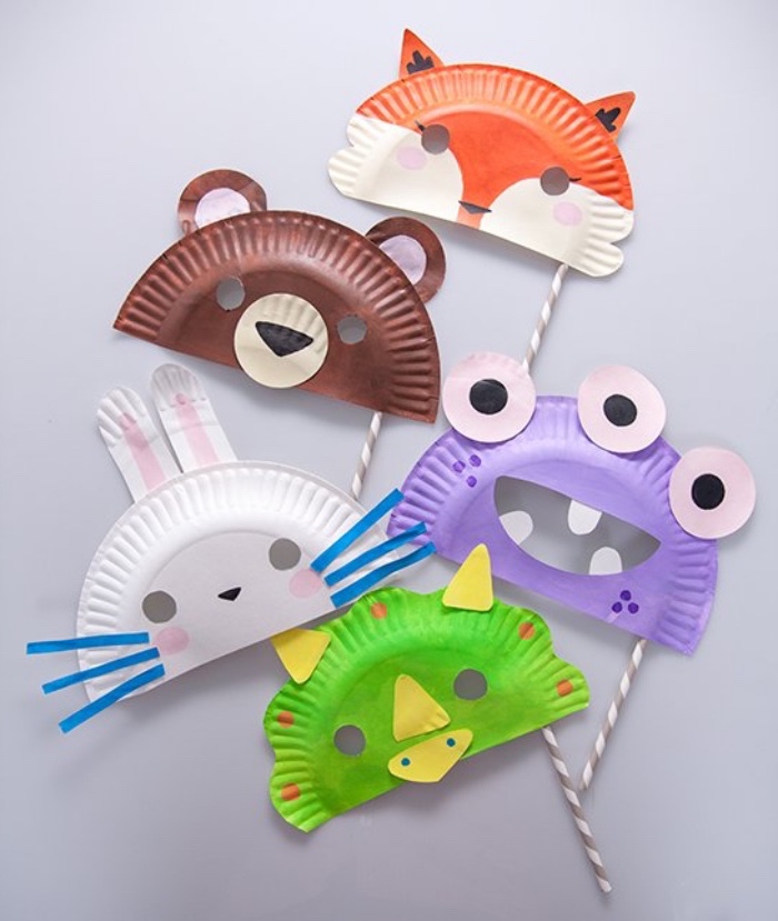 Attività manuali per bambini con piatti di carta colorati come gli animali della foresta
