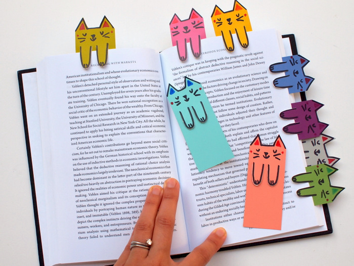 Attività manuali per bambini e un'idea per fare dei segnalibro con cartoncini colorati