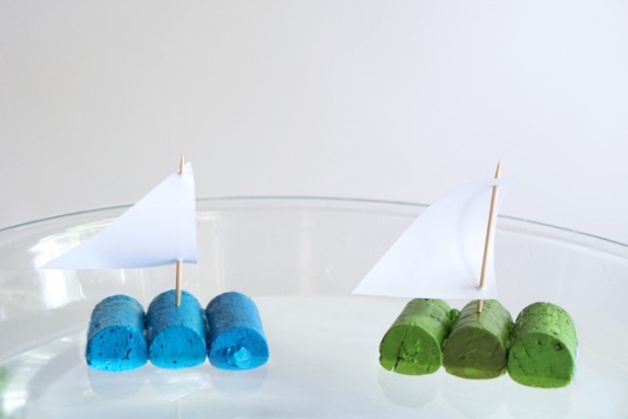 Barche a velo con dei tappi di sughero, lavoretti creativi da proporre ai bambini