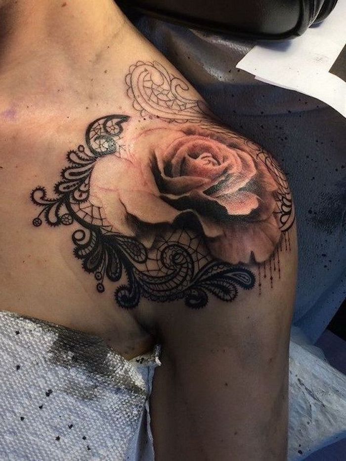 Idea per dei tatuaggi significativi da fare sulla spalla di una donna con il disegno di una rosa