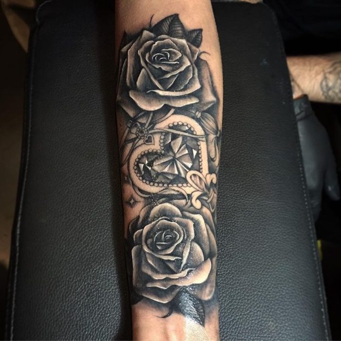 Un disegno con rose e cuore come idea per tatuaggio donna da fare sul braccio