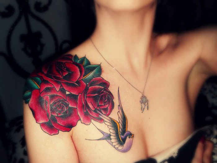 Idea per dei disegni tatuaggi floreali e uccelli, tattoo rose rosse sulla spalla di una donna
