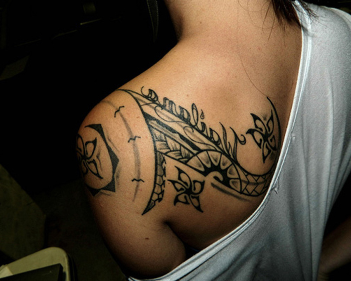 Tattoo immagini e un'idea per disegno con motivi tribali da fare sulla spalla e la schiena