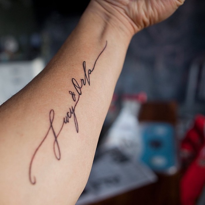 Braccio con un tatuaggio scritta di due nomi, tattoo immagini sull'avambraccio
