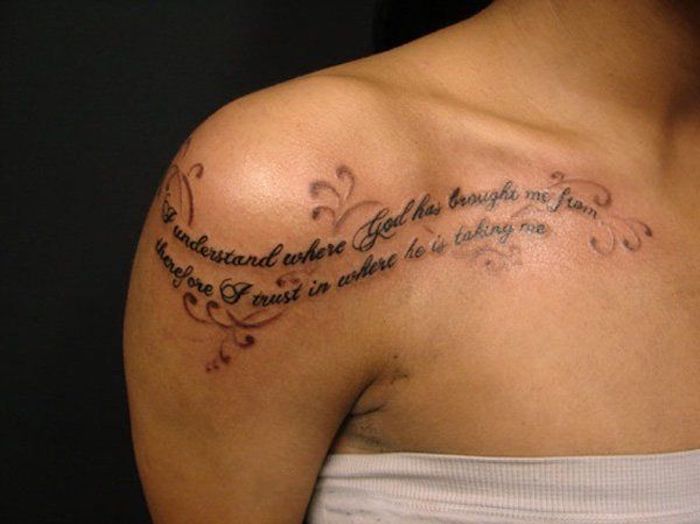 Idea per dei tatuaggi piccoli da fare con scritte, donna con un tatto sulla spalla