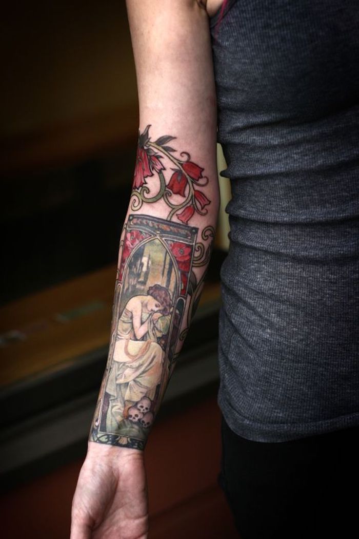 Idea per dei tatuaggi piccoli sull'avambraccio, tattoo colorato con foglie rosse e donna