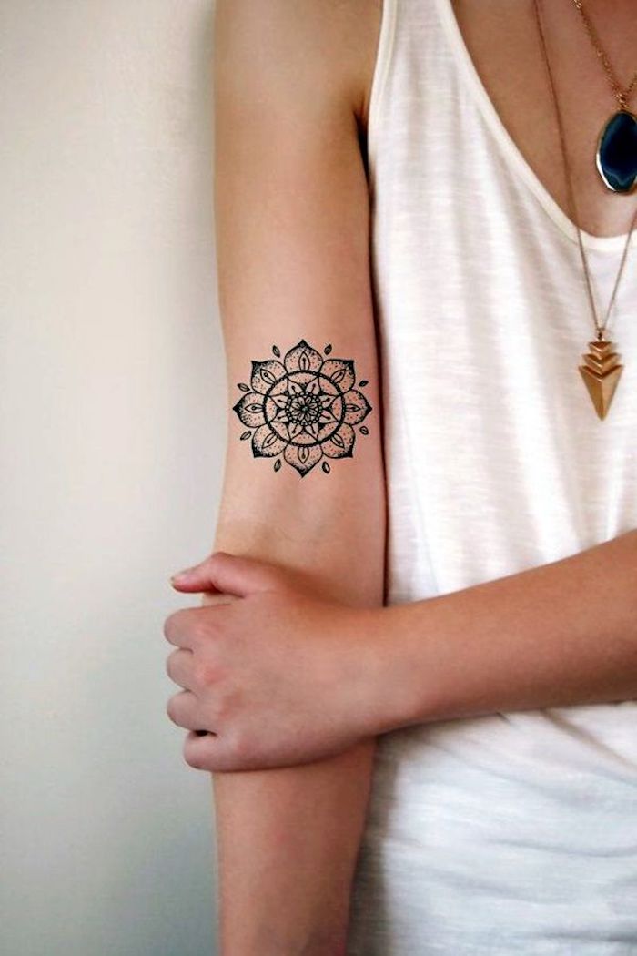 Tattoo immagini e un'idea per tatuaggio piccolo con simboli sul braccio di una donna