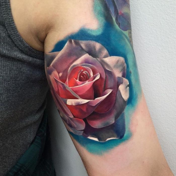 Idea per dei tatuaggi piccoli per donna con un disegno di rosa rossa sfondo blu