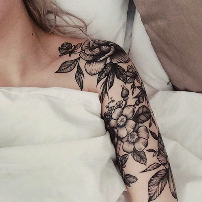 Idea per dei tatuaggi piccoli sulla spalla, disegno di fiori con le foglie 