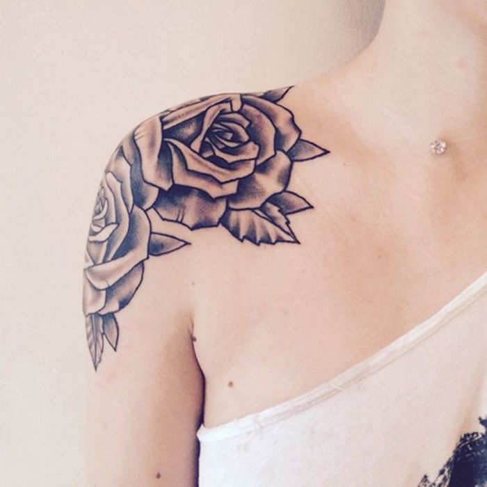 Idea per dei disegni tatuaggi donna con motivi floreali sulla spalla