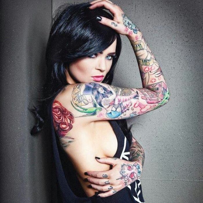 Tattoo immagini e un'idea per un tatuaggio colorato sul braccio di una donna