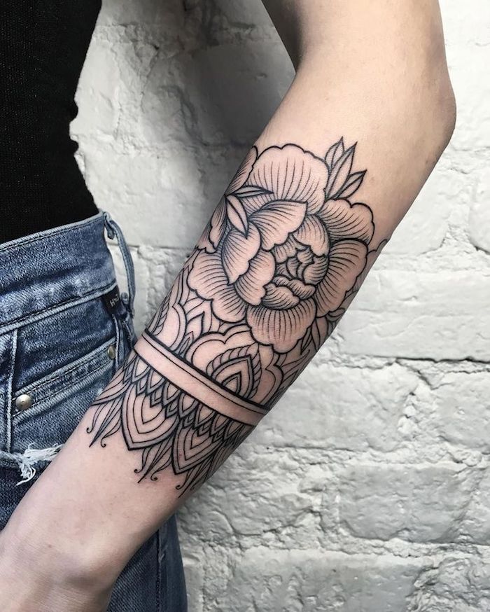 Tattoo immagini con il braccio di una donna, tatuaggio con motivi floreali e mandala