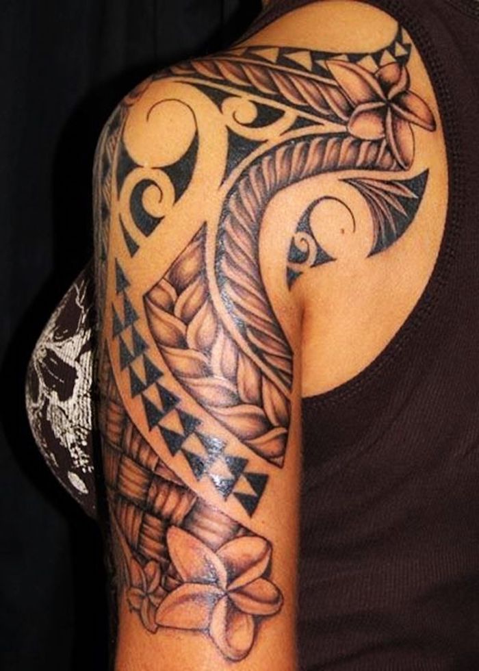 Grande tatuaggio con motivi mandala sulla spalla e il braccio di una donna
