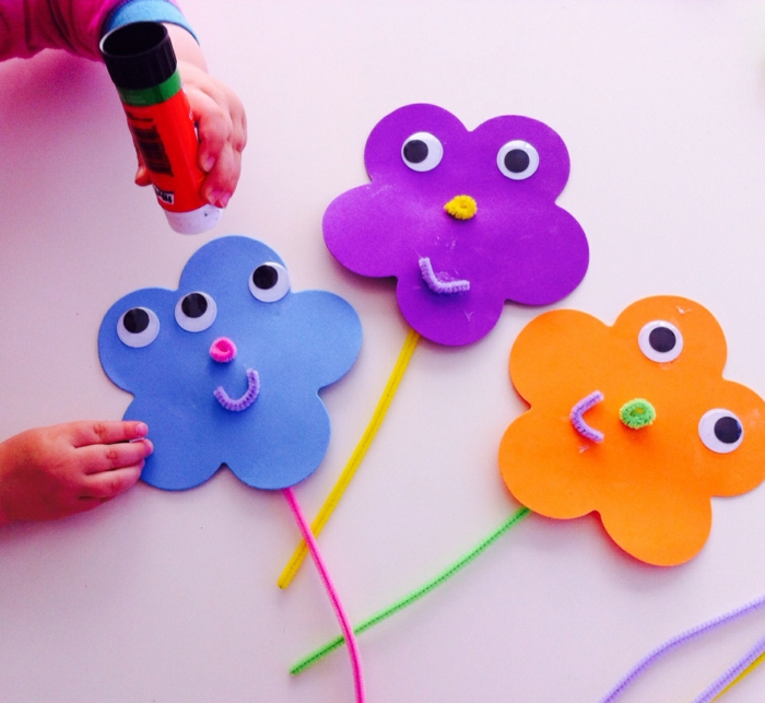 Lavoretti creativi per bambini con foglietti di carta colorata e colla stick