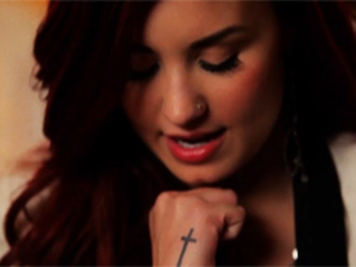 Simboli tatuaggi, tattoo croce sul polso della mano, disegno croce, Demi Lovato cantante
