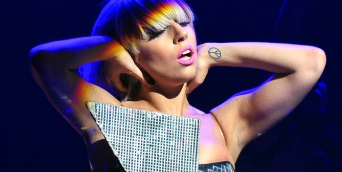 Tattoo particolari, Lady Gaga con i capelli biondi, tatuaggio simbolo della pace