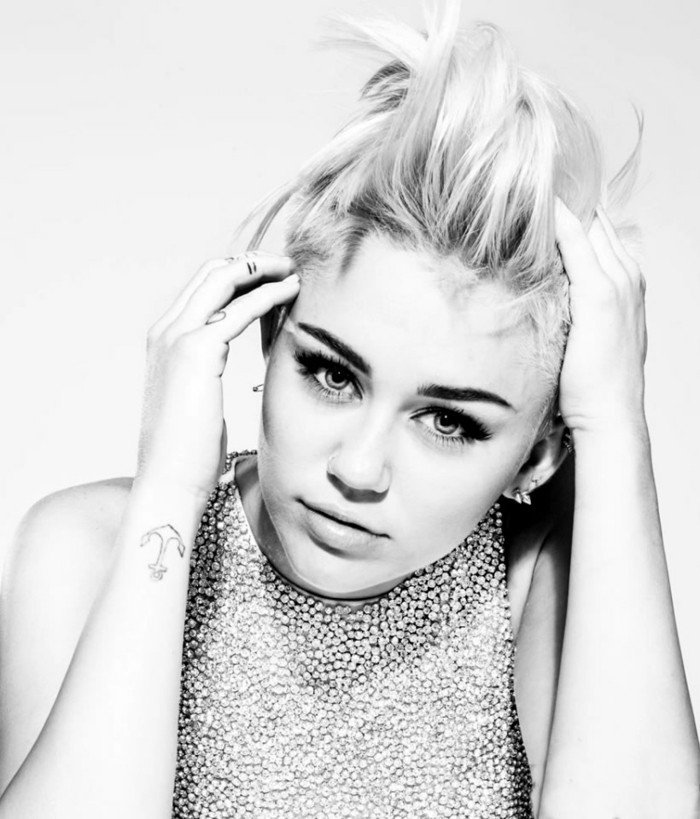 Frasi da tatuarsi, Miley Cyrus con capelli biondi, tatuaggio ancora sul polso