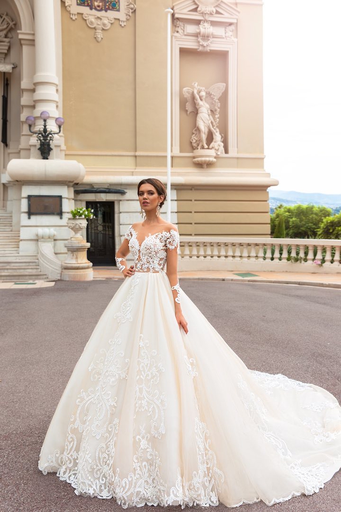 Ragazza con capelli legati, abiti da sposa principeschi, vestito con tulle, abito sposa con decorazioni floreali