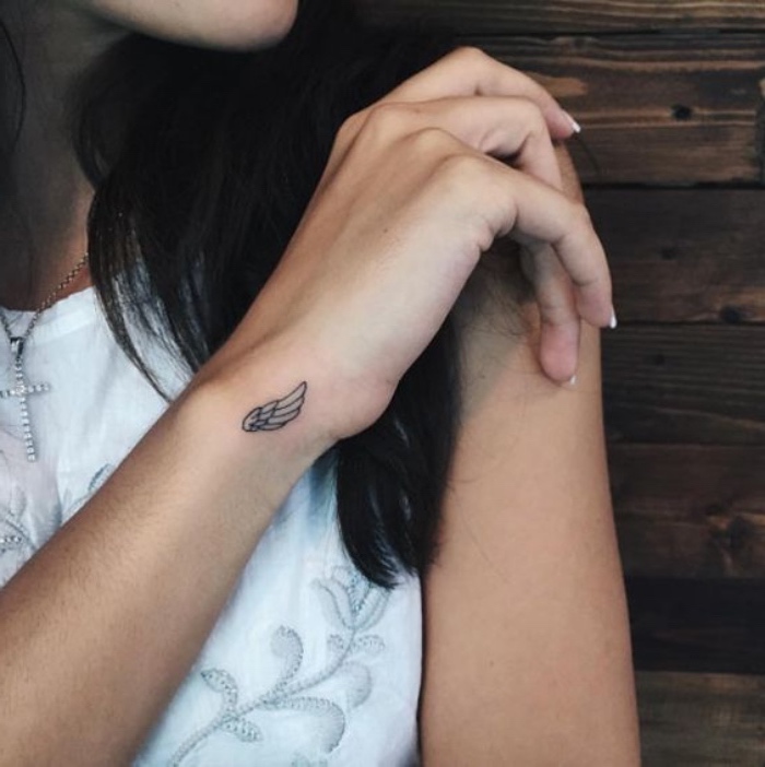 Tatuaggi sul polso, donna con ali di angelo, tattoo piccolo sul braccio