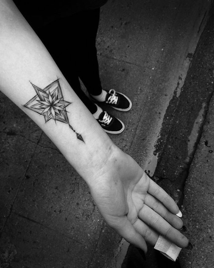 Mandala significato, disegno geometrico sull'avambraccio, tatuaggio sul braccio