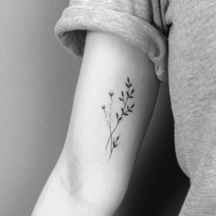 Idea tatuaggi avambraccio, donna con tattoo floreale, maglietta manica corta