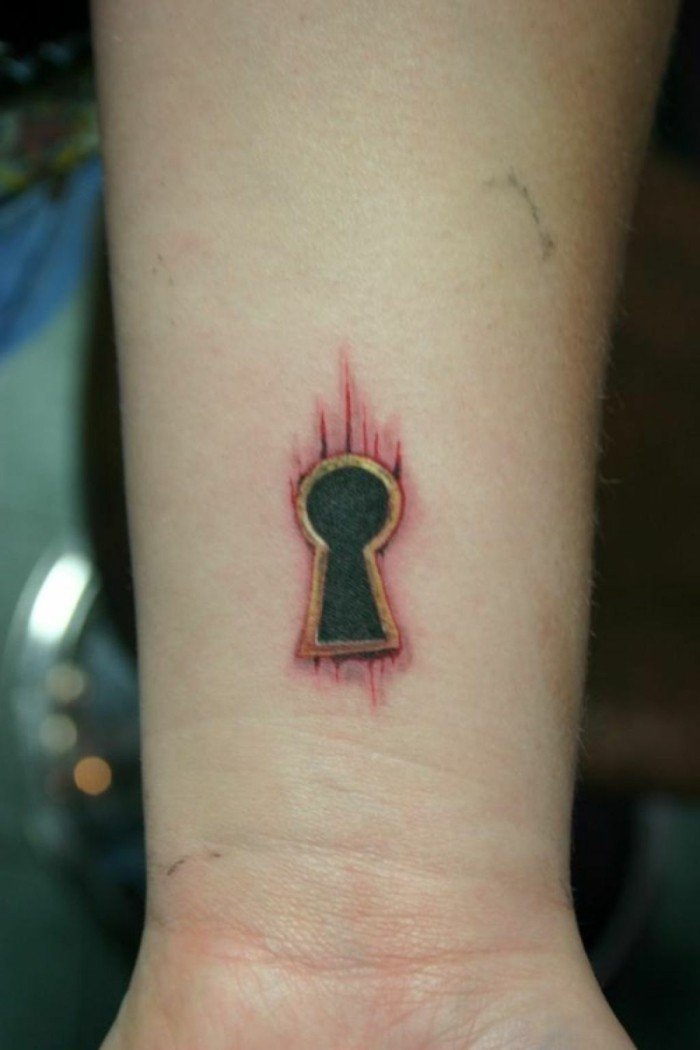 Tatuaggio polso, tattoo imbuco chiave con linee rosse