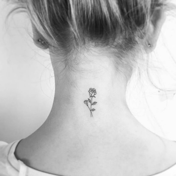 Tatuaggi piccoli particolari femminili, tattoo di una rosa, donna capelli legati