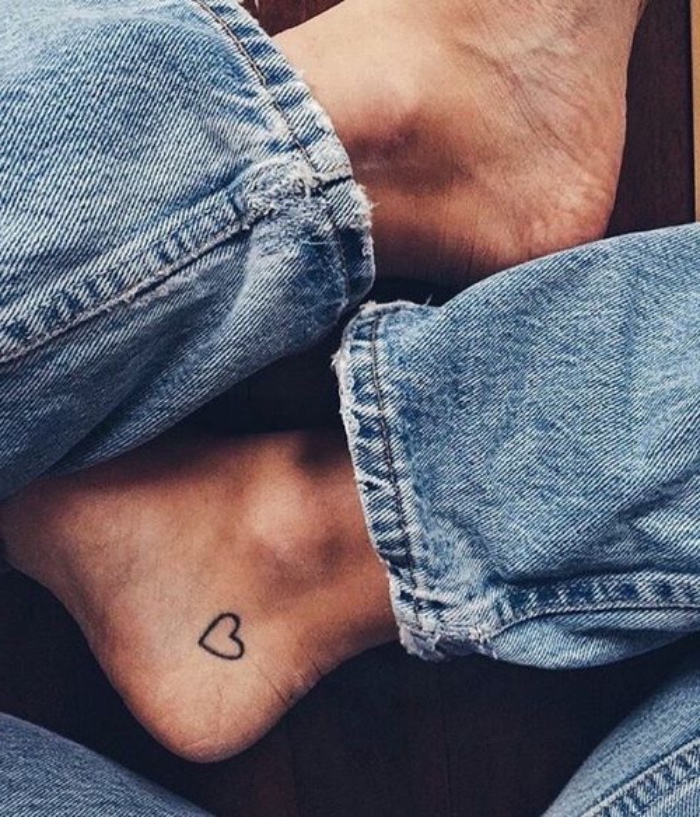 Tatuaggi stilizzati, tattoo con disegno cuore, tatuaggio sulla caviglia, donna con jeans