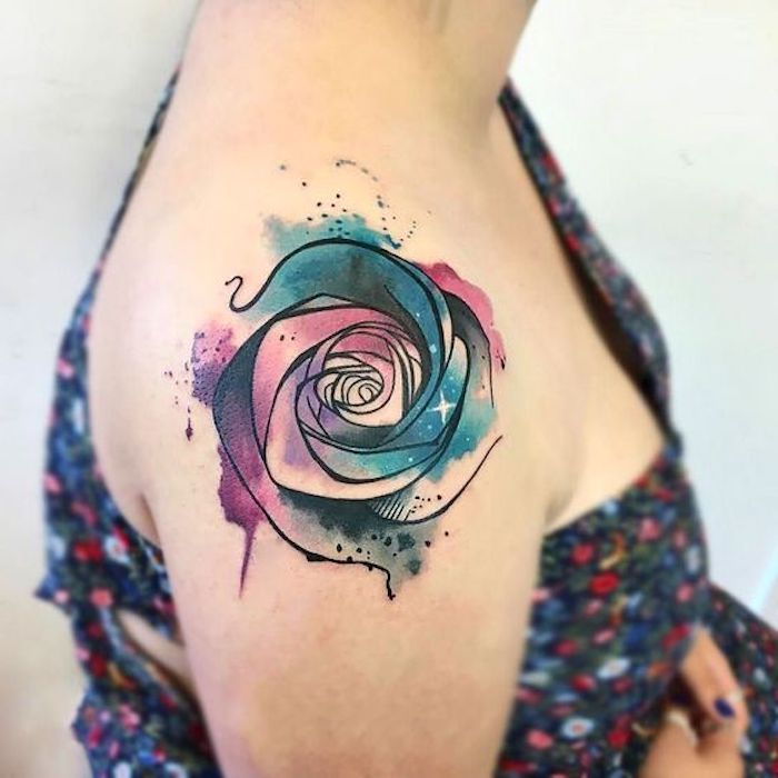 Tatuaggi femminili eleganti, disegno di una rosa colorata, tattoo sulla spalla