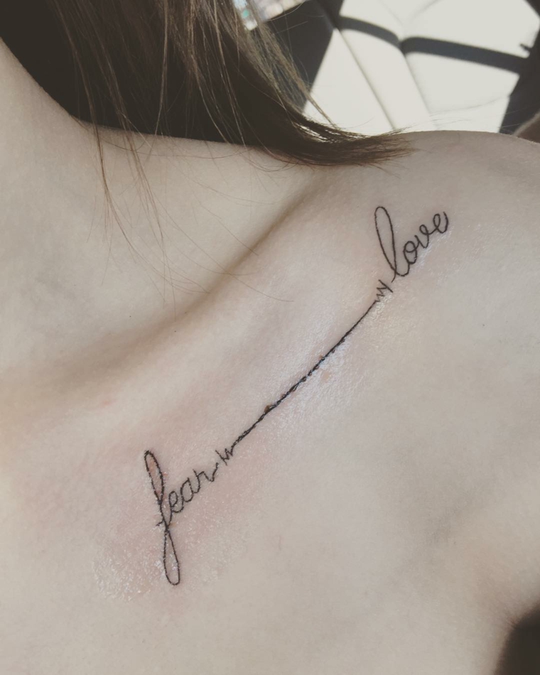 Frasi belle sulla vita e sull'amore, tatuaggio sulla spalla, scritta in inglese