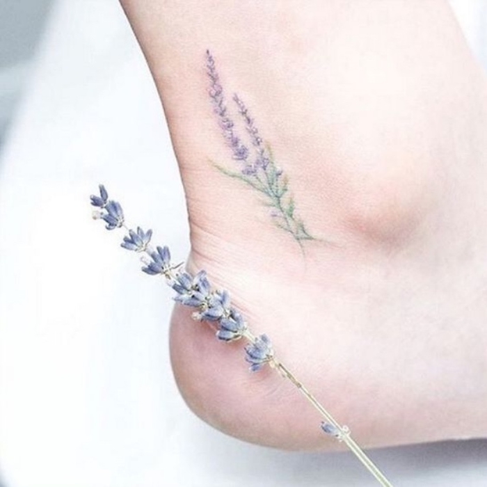 Tatuaggi femminili eleganti, tatuaggio fiore di lavanda, tattoo sulla caviglia 