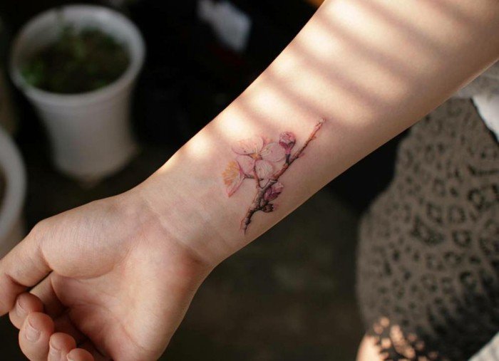 Disegno di un fiore, tatuaggio polso, tattoo sull'avambraccio di una donna
