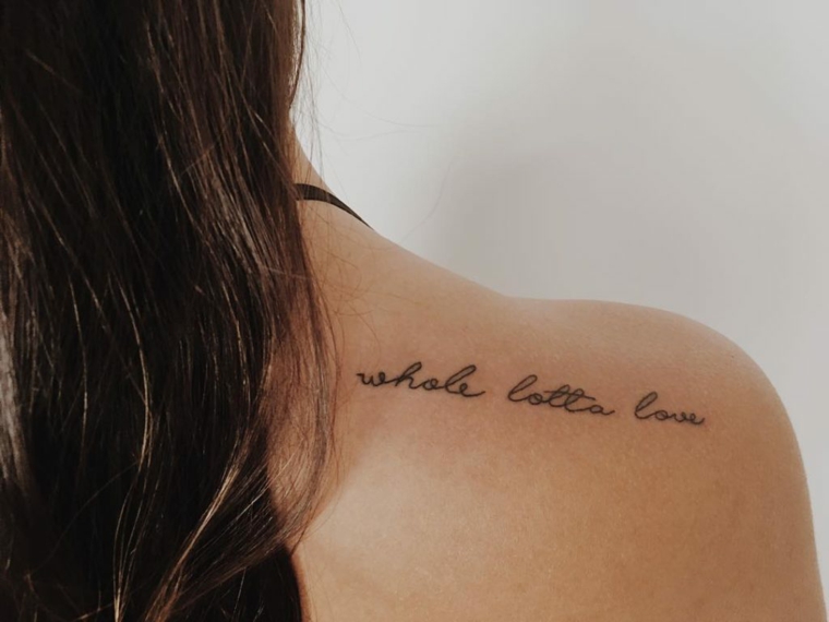 Tatuaggio dedicato alla famiglia, tattoo sulla spalla, donna con capelli sciolti