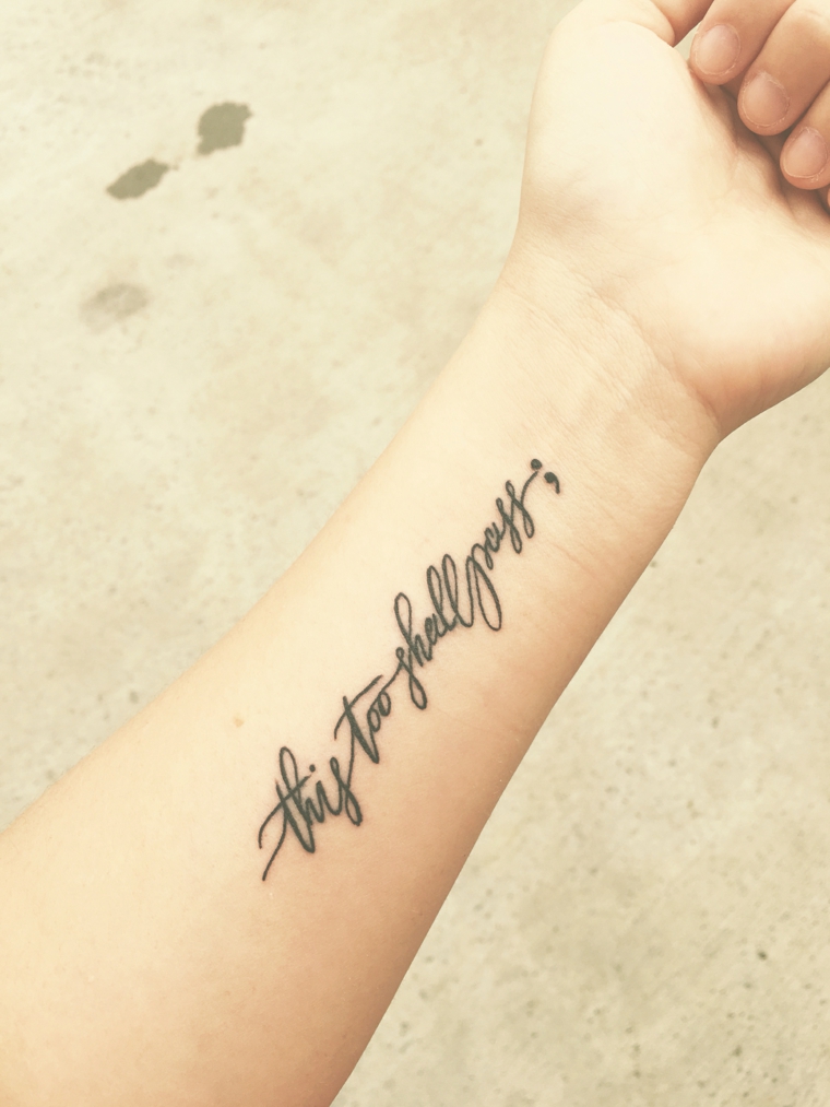 Tatuaggi significativi profondi, tattoo sull'avambraccio di una donna, scritta in inglese