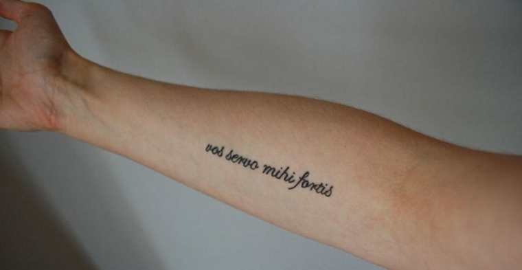 Citazione in latino, tatuaggio dedicato alla famiglia, tattoo sul braccio