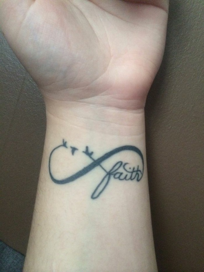 Tatuaggi stilizzati, simbolo infinito con scritta, tattoo polso della mano donna
