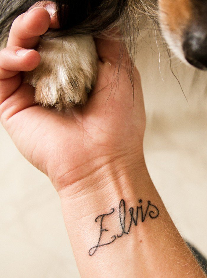 Scritta nome sul polso, tattoo polso della mano, la zampa di un cane
